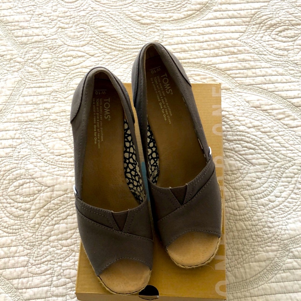 🌻NIB TOMS CLASSIC WEDGE AHE CANVAS 10 🌻